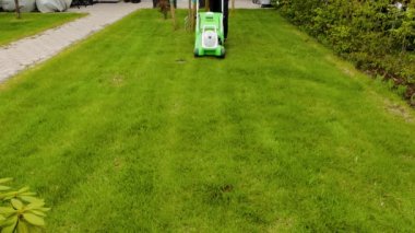 Ön bahçedeki çimenleri kesen erkeğin güzel manzarası. Bahçe konsepti arka planı.