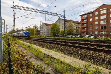 Güzel şehir manzarası. Kırmızı hız treni şehirden geçiyor. Ulaşım kavramı. 
