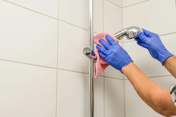 Nahaufnahme Des Mannes Blauen Handschuhen Der Den Wasserhahn Der Dusche — Stockfoto