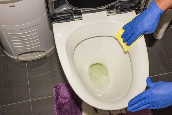 Großaufnahme Von Männlichen Händen Blauen Handschuhen Die Toilettensitz Reinigen Hygienekonzept — Stockfoto