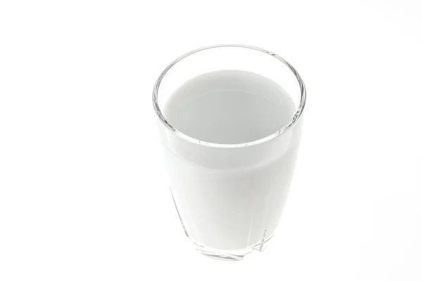 近距离观察白色背景下的牛奶杯 健康食品概念 — 图库照片