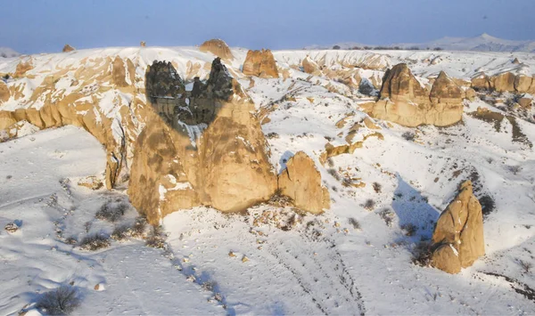 Kapadokya dagun batimi ve kar — Stok fotoğraf