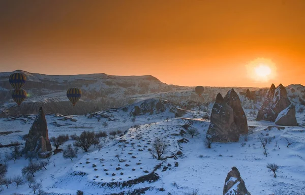 Kapadokya dagun batimi ve kar — 스톡 사진
