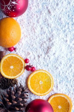 Tarçın ve anasonu baharat, ökse otu ve kar arka plan ile turuncu Noel meyve.