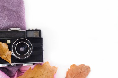Beyaz arka plan ve sonbahar yaprakları Vintage fotoğraf makinesi. .