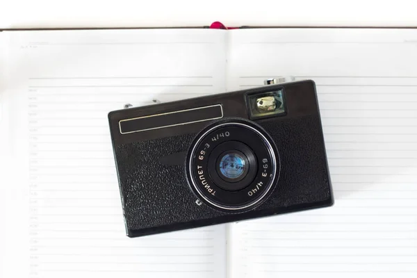 Retro fotocamera en enkele oude foto's op witte achtergrond . — Stockfoto