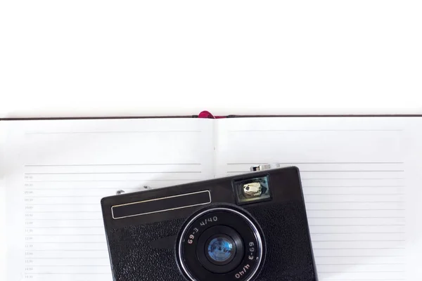 Retro camera en boek op houten achtergrond . — Stockfoto