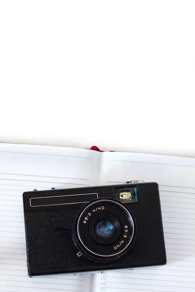 Ретро фотоаппарат и несколько старых фотографий на белом фоне  . — стоковое фото