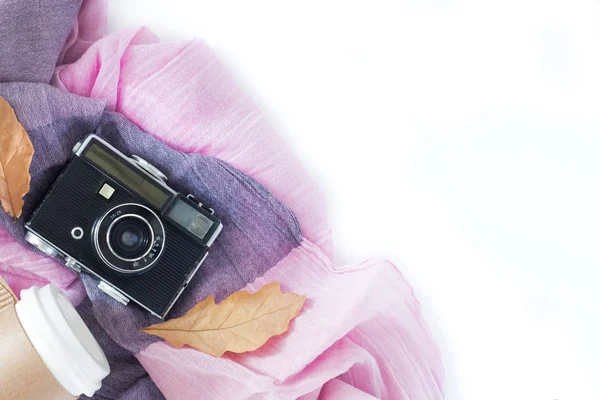 Vintage camera met koffie, herfstbladeren en sjaal op witte achtergrond . — Stockfoto