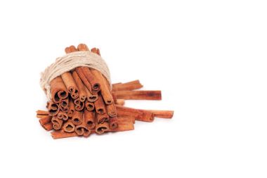 Beyaz arka plan üzerinde iple sargılı tarçın .