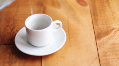 bir fincan kahve ahşap arka plan üzerinde sıcak kahve ile dolu