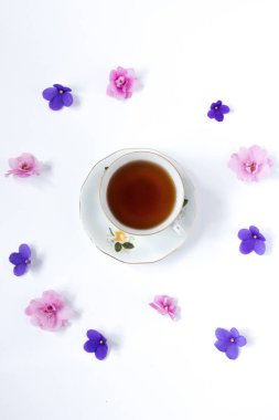 Cam bardak bitkisel çay çiçek ile. Beyaz masa. Düz yatıyordu .