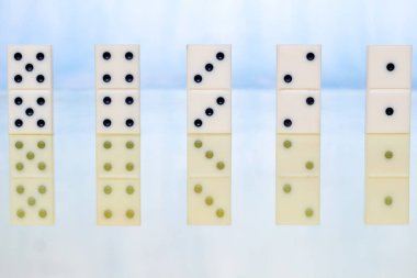 Burnunuzdaki arka plan üzerinde Domino