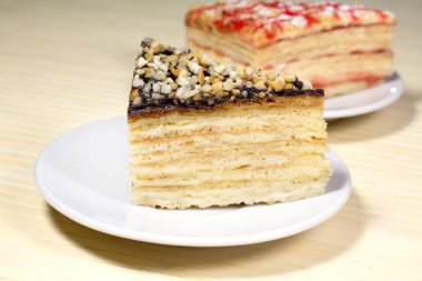 parça çikolatalı pasta beyaz plaka üzerinde