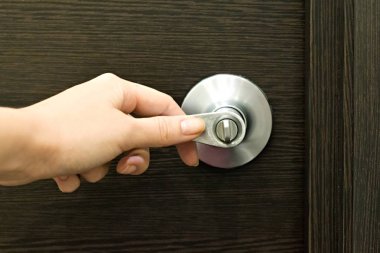 Paslanmaz kapı kolu veya ahşap kapı üzerindeki kolu
