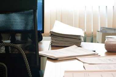 Ofis masasında tamamlanmamış belgeler yığını