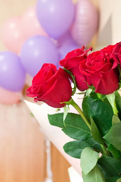 Ramo de hermosas rosas rojas en el taburete del apósito —  Fotos de Stock