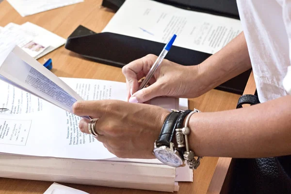 Üzletasszony Üzleti Szerződéses Megállapodás Aláírásával Közelről Női Kéz Ceruzával Írt Stock Kép