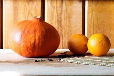 kabaklar ve ahşap arka plan üzerinde iki arange