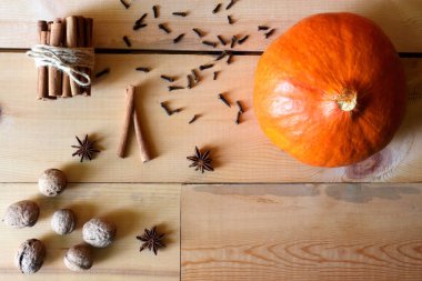 Tarçın yenibahar küçük hindistan cevizi ve zencefil ile organik çiğ kabak Spice