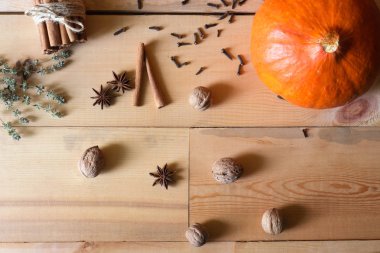 Kabaklar, fındık ve squash rustik bir tabloda çeşitli