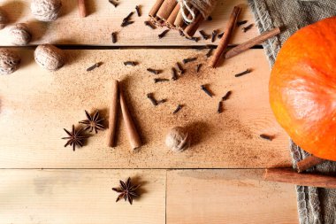 kabak ve tarçın ile ahşap arka plan.