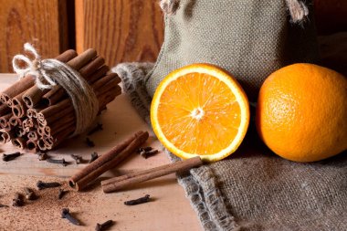 Tarçın ile taze portakal