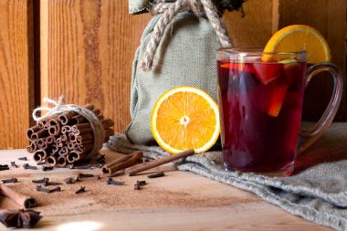 Baharatlar ve narenciye meyve mulled şarap