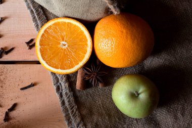 Yeşil elma ve baharatlar