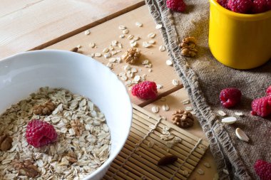 Sağlıklı kahvaltı. Granola, ahşap arka plan üzerinde bir seramik kase taze çilek ile müsli.