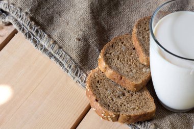 ahşap zemin üzerine süt ve ekmek