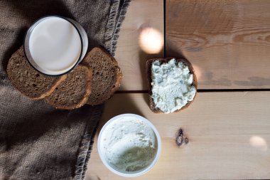 taze krem peynir ve ekmek ve süt