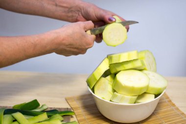 Kabak. Çiğ kabak dilimleri cookingon önce ahşap arka plan kesmek.