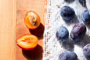 Ahşap arka plan üzerinde tatlı taze Erik