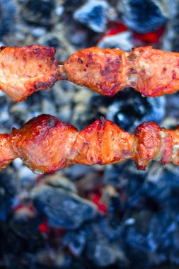 Barbeküde ızgara yapılan et şişleri yakın plan.