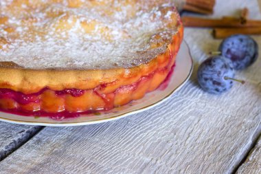 Erik beyaz rustik tablo ile ev yapımı pasta.