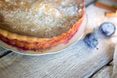 Erik pasta ya da tart ve Erik rustik arka plan üzerinde.