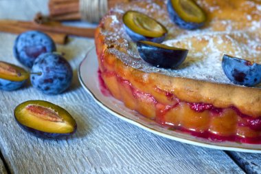 Huckleberry Erik pasta rustik beyaz zemin üzerine