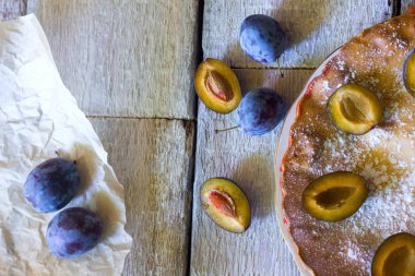 Taze ve sıcak kek Erik Dolum ve reçel. Tart pudra şekeri ile dekore edilmiştir. Sıcak, tatlı hamur. Rustik ahşap masa. Sonbahar, Kahvaltı.