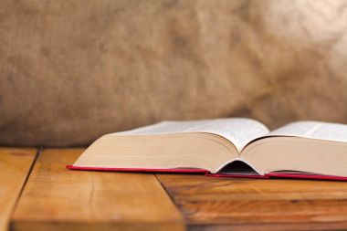 Tahta masanın üzerinde açık bir kitap