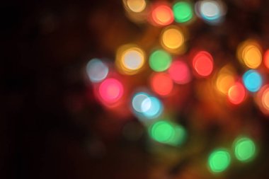 koyu arka plan üzerinde renkli bokeh .