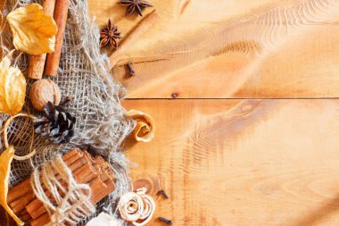 renkli sonbahar arka plan bırakır, fındık, tarçın ahşap tahta üzerinde