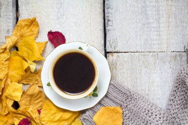 Ahşap rustik zemin üzerine çay ve sıcak sviter fincan.