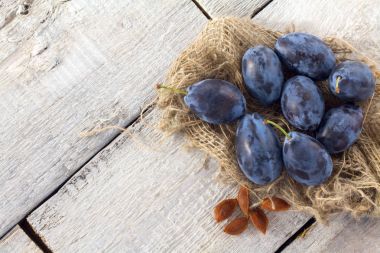 Üstten Görünüm beyaz rustik masada taze mavi Erik