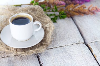 kahve beyaz rustik zemin üzerine taze çiçekler ile.