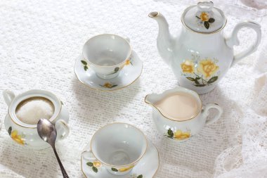 eski okul tarzı çay Hotel'de beş öğleden sonra hizmet kümesi tatlı geleneksel tablo beyaz masada