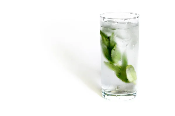 Bicchiere Acqua Fredda Con Foglie Menta Fresca Cubetti Ghiaccio — Foto Stock