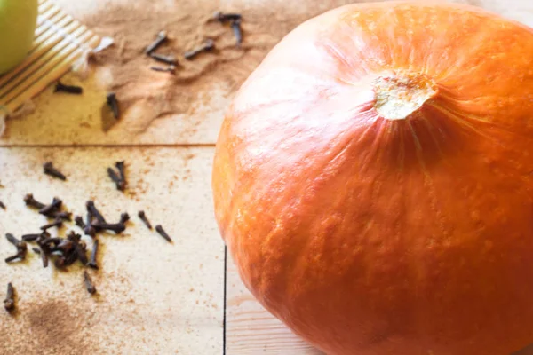 Şükran günü arka plan: kabaklar ahşap arka plan üzerinde. Metin için yer kopyalayın. Cadılar Bayramı, Şükran günü gündüz ya da mevsimlik sonbahar. Tasarım kadar sahte. Yatay