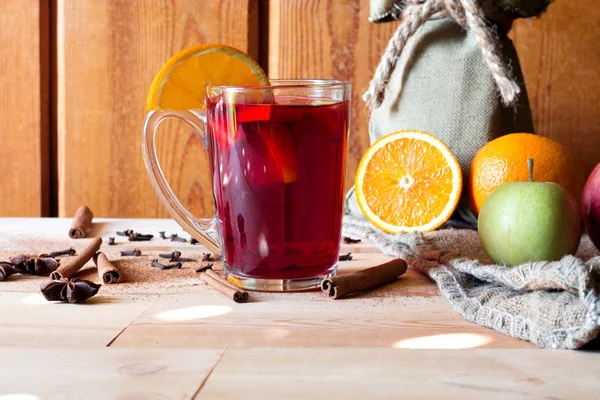 Vino Rimuginato Con Spezie Fondo Legno — Foto Stock