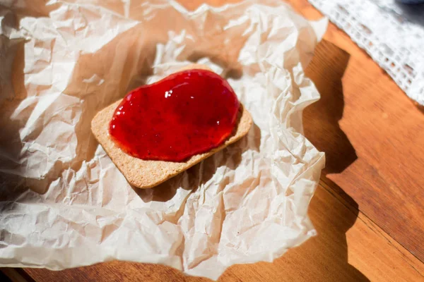 Crackers and jelly for a snack. — Stock Photo, Image